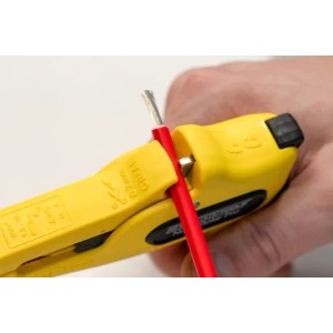 WEICON Abisolierzange No. 5 Solar Pro beim Abisolieren eines roten Kabels.