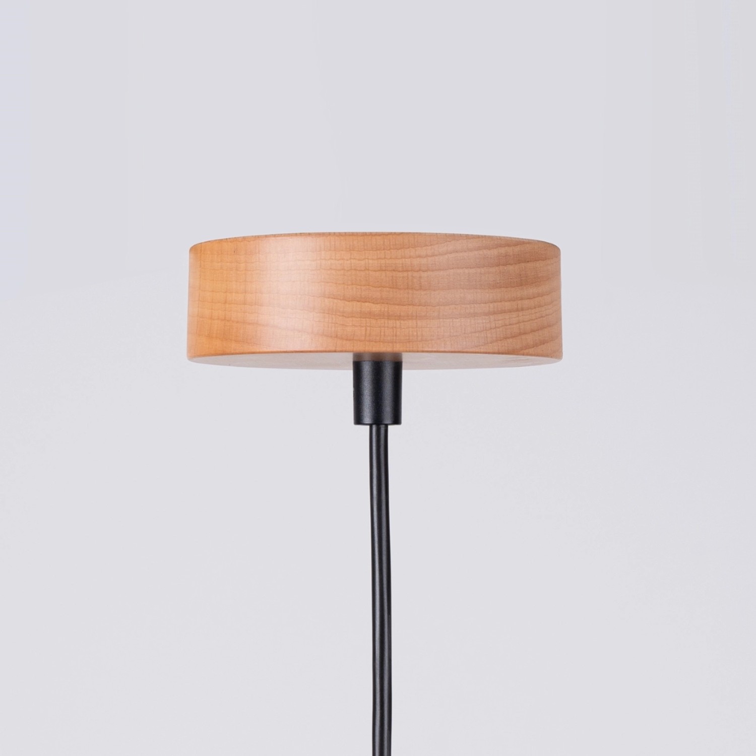 Detailaufnahme: Sollux Lighting Pendelleuchte Marion, schwarz, mit Holzapplikation. Lampe für Wohnraum.