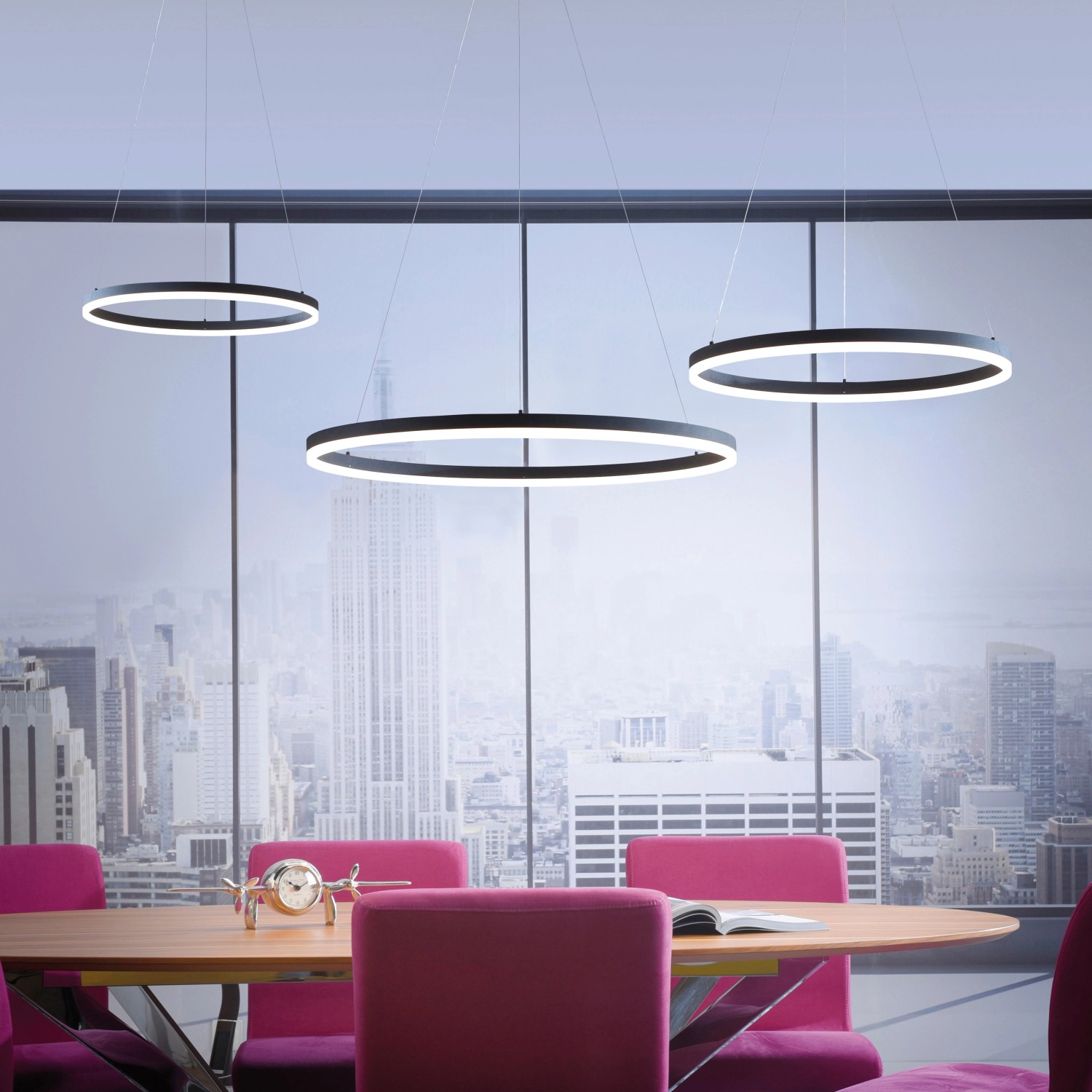 Anthrazitfarbene LED-Pendelleuchte Titus von Paul Neuhaus, ringförmig, über Esstisch.