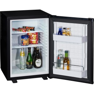Offener, schwarzer PKM Minibar-Kühlschrank MC40E mit Lebensmitteln und Getränken.
