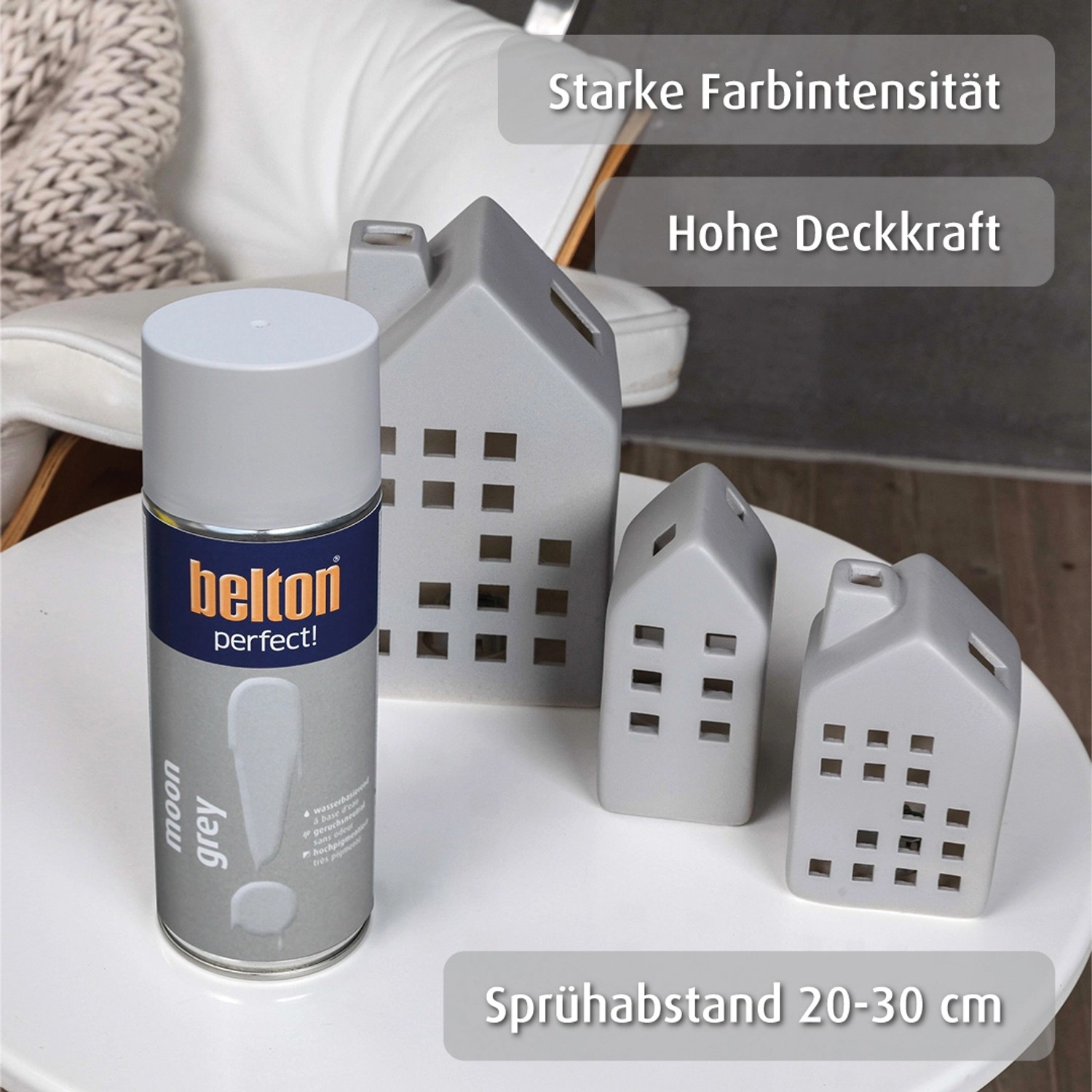 belton Buntlack Perfect Moon Grey, seidenmatt, 150ml Dose vor grauen Deko-Häusern.