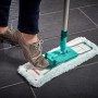 Leifheit Wischtuchpresse Profi mit Fuß auf Mopp auf dunklem Fliesenboden.