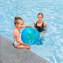 Mädchen mit blauem Bestway Wasserball (Motiv Kaktus) am Pool, Mutter im Wasser.