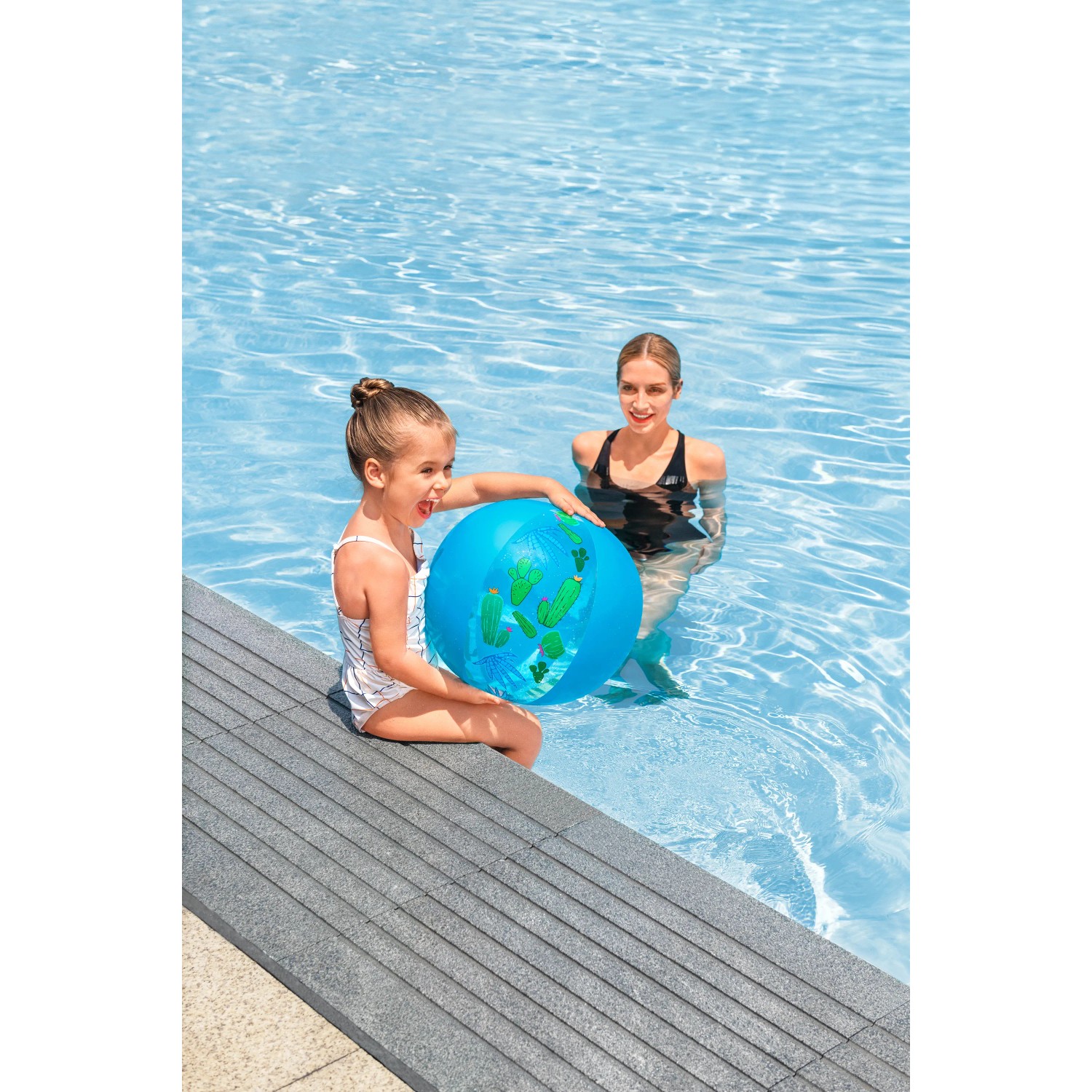 Mädchen mit blauem Bestway Wasserball (Motiv Kaktus) am Pool, Mutter im Wasser.