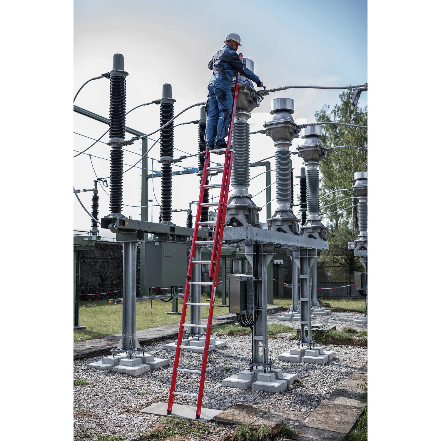 PROREGAL Sprossen-Schiebeleiter, 2-teilig, GFK/Alu, 2x10 Sprossen, im Einsatz an elektrischer Anlage.