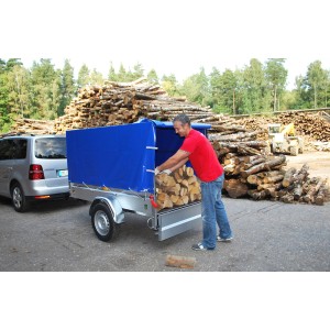 Stema Hochplanenset 100 cm auf Anhänger mit Holzladung. Blaues Planengestell für Basic 750/850/1000.