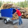 Stema Hochplanenset 100 cm auf Anhänger mit Holzladung. Blaues Planengestell für Basic 750/850/1000.