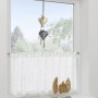 Gardinia Klebehaken am Fenster mit Deko-Herzen und Rollo. Werkzeuglose Montage.