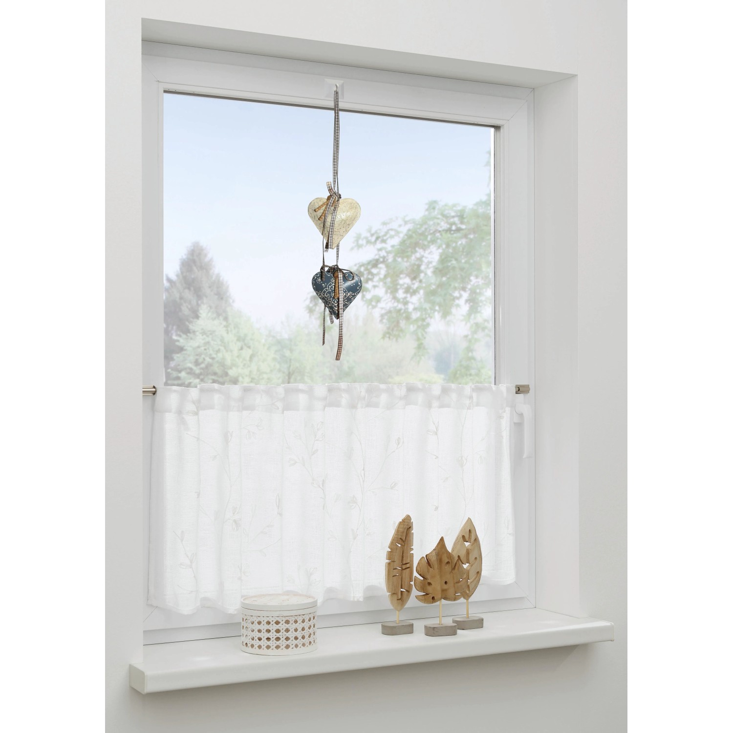 Gardinia Klebehaken am Fenster mit Deko-Herzen und Rollo. Werkzeuglose Montage.