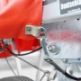 Stema Deichselhaube rot, UV-beständig, Details der Befestigung am Autoanhänger.