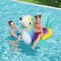 Bestway Schwimmtier Robbe mit Kind und Erwachsener im Pool.