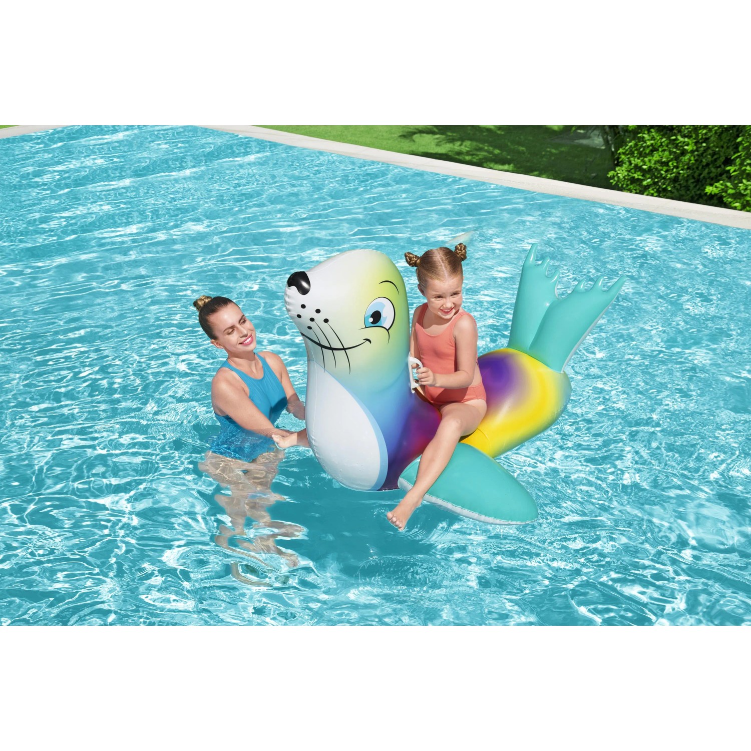 Bestway Schwimmtier Robbe mit Kind und Erwachsener im Pool.