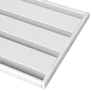 Detailaufnahme: Weißer Seitendeckel an Aluminium Gardinenschiene (3-4 Lauf).