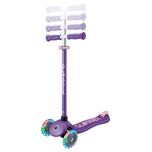 Lila Globber Primo Plus Lights Kinder Tretroller mit LED-Leuchtrollen.