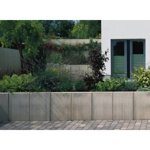 Graue Mauerscheibe aus Beton (105x100x65cm) zur Böschungsbefestigung im Garten.