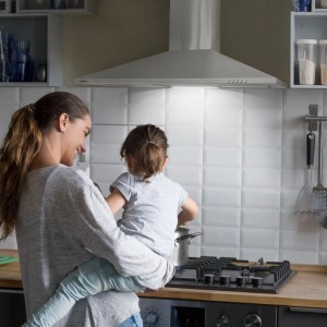 CIARRA Dunstabzugshaube 90 cm Edelstahl mit LED-Licht in moderner Küche. Frau und Kind kochen am Gasherd.