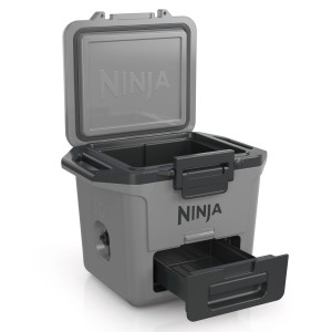 Geöffnete, graue Ninja Kühlbox FrostVault 28 l mit Trockenzone.