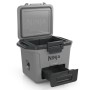 Geöffnete, graue Ninja Kühlbox FrostVault 28 l mit Trockenzone.