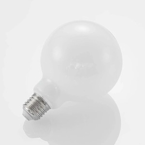 Opalweiße Arcchio LED E27 Lampe aus Glas. Große, runde Form mit silbernem E27 Schraubsockel.