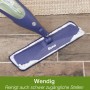 Bona Spray Mop für Hartböden mit Reinigungskartusche und Mikrofaserpad im Einsatz.