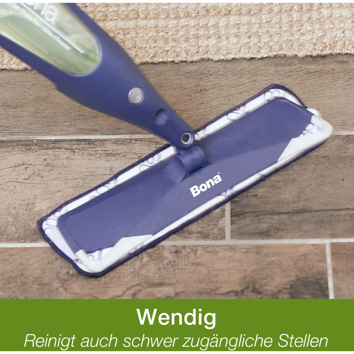 Bona Spray Mop für Hartböden mit Reinigungskartusche und Mikrofaserpad im Einsatz.