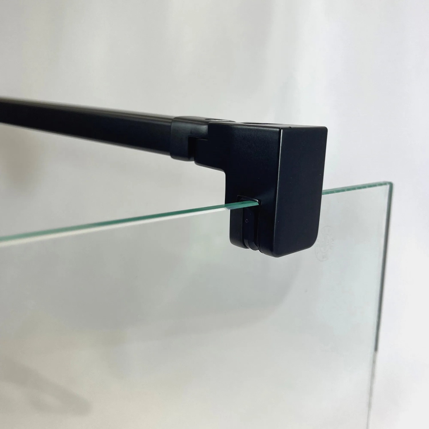 Detailaufnahme: Schwarze Profile der Breuer Elana 2.0 Duschwand, 80 cm, DIN Rechts.