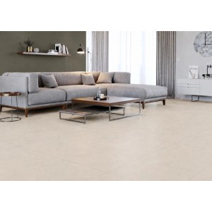 Creme Feinsteinzeug Bodenfliese matt glasiert im modernen Wohnzimmer. Großformatige Fliese 59,8x119,8 cm mit Beton-Optik.