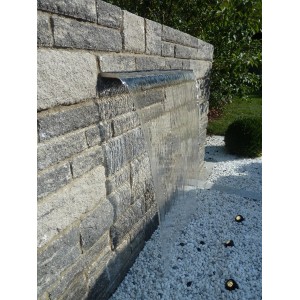 Heissner Wasserfall-Element aus Edelstahl (60 cm) mit LED-Beleuchtung an Steinwand.