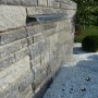 Heissner Wasserfall-Element aus Edelstahl (60 cm) mit LED-Beleuchtung an Steinwand.