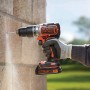 Black+Decker Akku-Schlagbohrschrauber BL188N beim Bohren in Steinwand.
