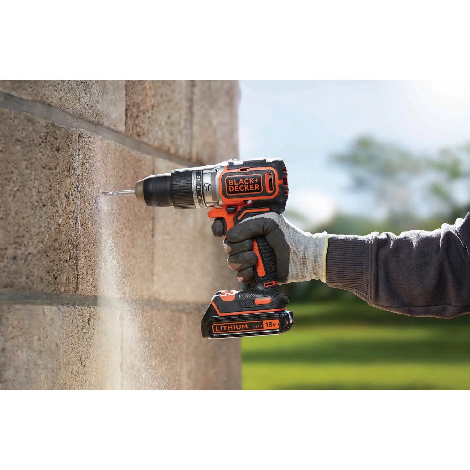 Black+Decker Akku-Schlagbohrschrauber BL188N beim Bohren in Steinwand.