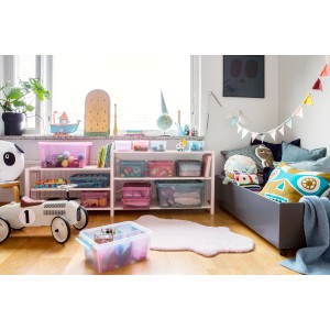 Kinderzimmer mit SmartStore Colour Aufbewahrungsboxen in Aquamarin und anderen Farben im Regal.