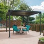 Anthrazitfarbener Palram Canopia Milano Gartenpavillon 3.1x3.1m mit LED-Set auf Terrasse mit sitzenden Personen.