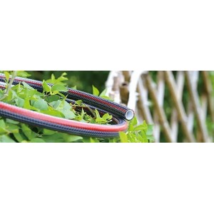 Flexibler PROREGAL Gartenschlauch, Anti-Torsion, 50m, Silber/Rot, auf Grünpflanzen.