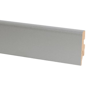 Sockelleiste Eiche Antik grau, 60 mm hoch, mit Kabelkanal für eine saubere Wandgestaltung.