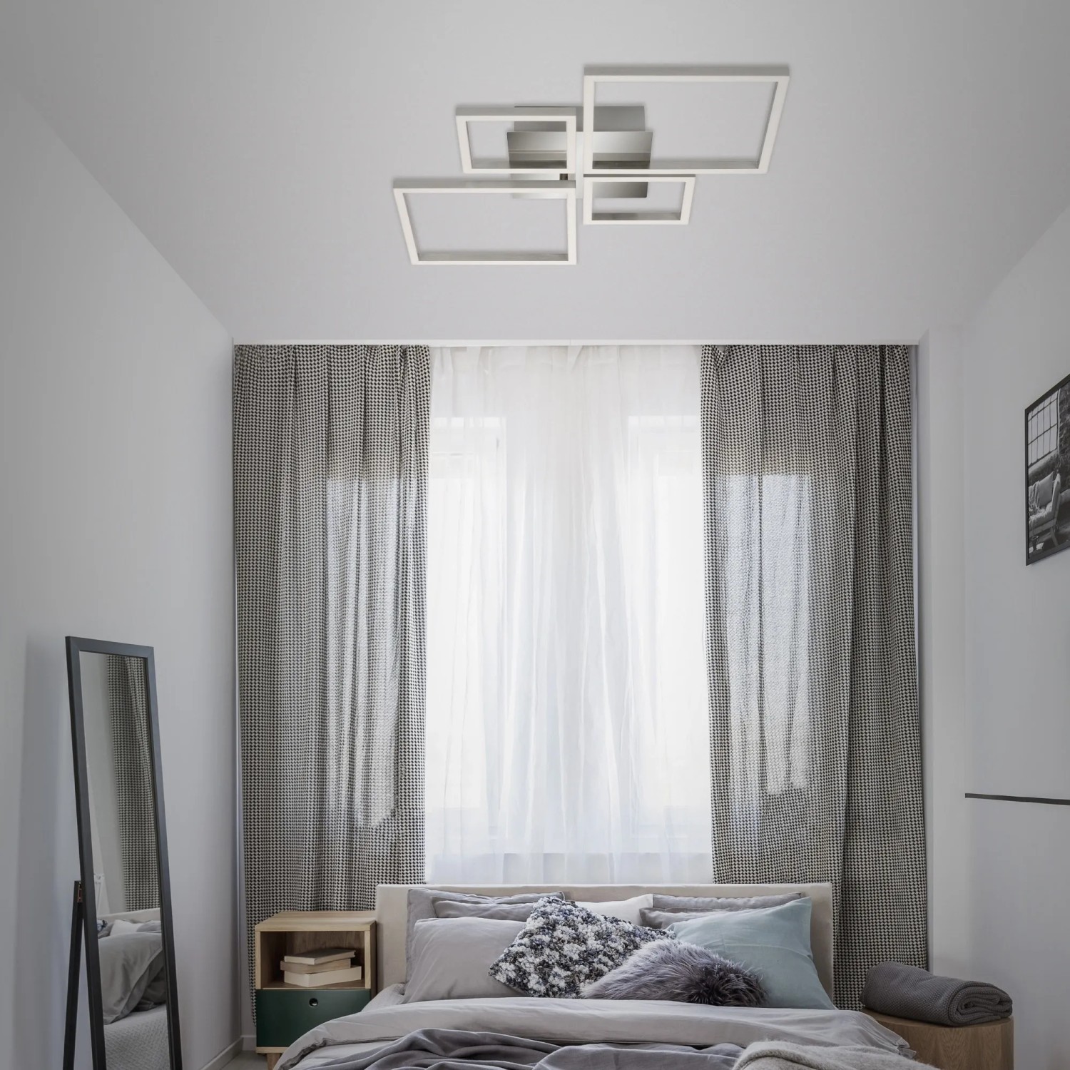 Moderne, dimmbare Brilo LED-Deckenleuchte Frame in Silber, 75x47 cm, im Schlafzimmer.