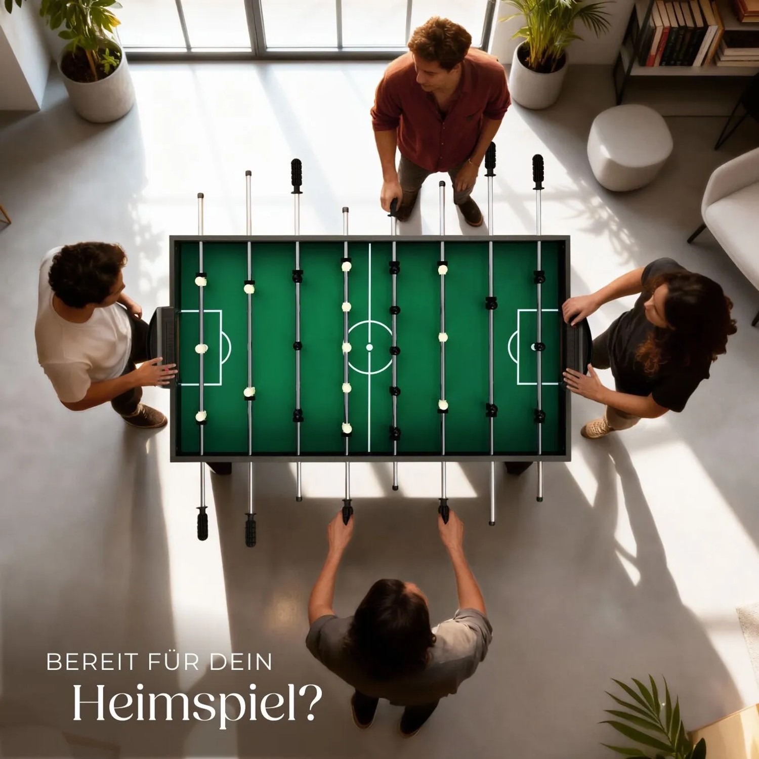 Multifunktionaler Spieltisch Sirgamealot mit Tischfußball-Aufsatz und vier Personen beim Spielen.