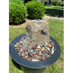 Gartenbrunnen-Set mit Granitstein, Quellkammer und Bronze-Eidechse im Garten.
