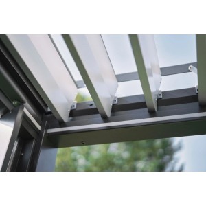 Detailaufnahme der Biohort Pergola in Quarzgrau-Metallic mit verstellbaren Lamellen.