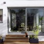 Bosch Smart Home Außensirene am Haus montiert. Smarte Alarmanlage mit Solarpanel.