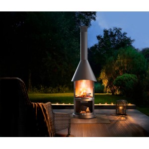 Buschbeck Grillkamin Auckland Edelstahl hellgrau mit Feuerstelle im Garten.