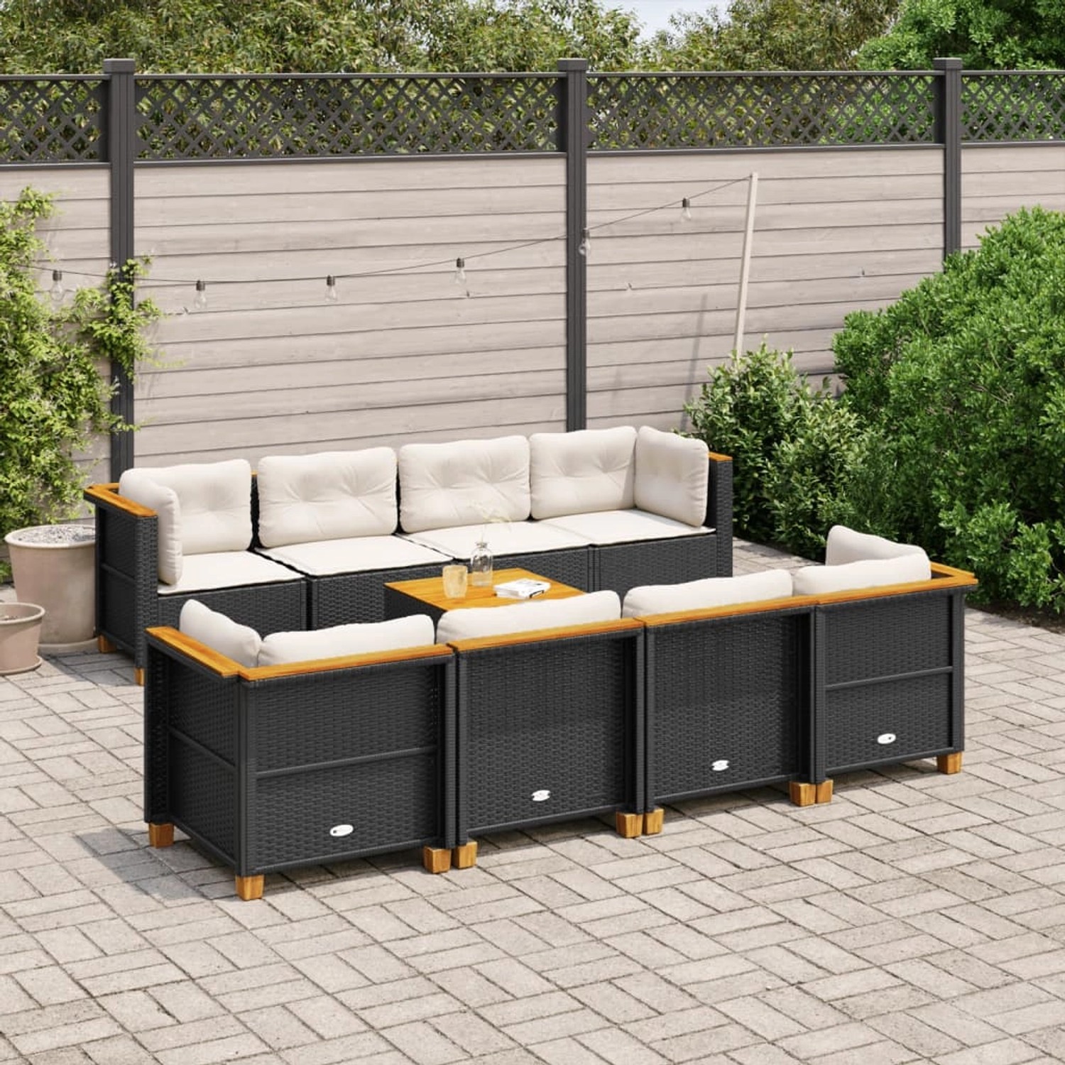 Schwarze 9-tlg. vidaXL Garten-Sofagarnitur aus Poly Rattan mit cremeweißen Kissen und Tisch.