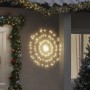 Warmweiße LED-Feuerwerk Weihnachtsbeleuchtung als Outdoor-Lichterkette an Hauswand, festliche Dekoration.