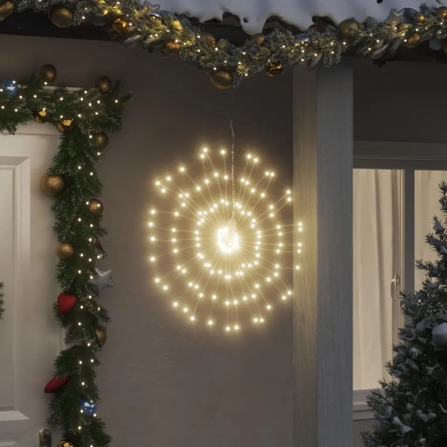 Warmweiße LED-Feuerwerk Weihnachtsbeleuchtung als Outdoor-Lichterkette an Hauswand, festliche Dekoration.