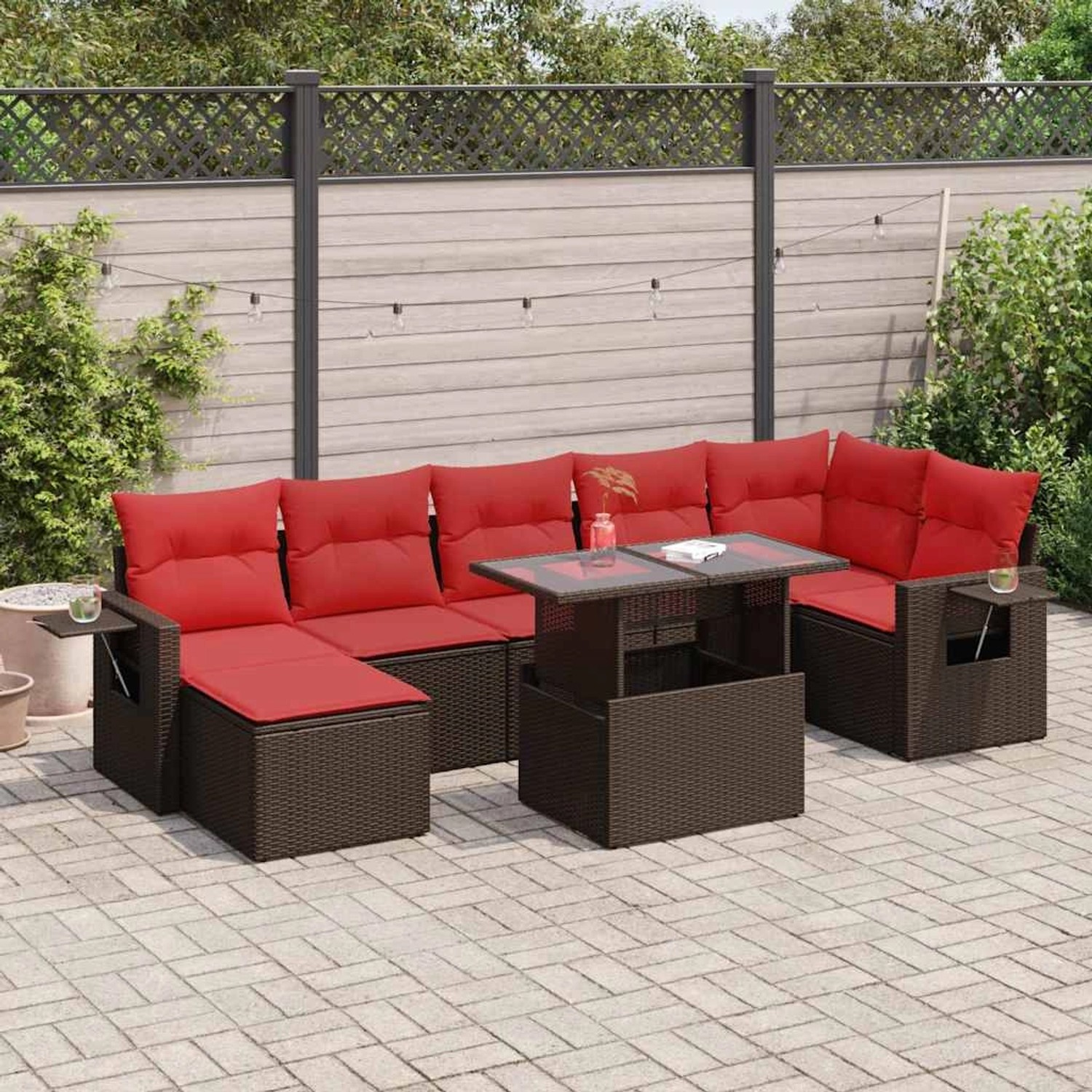 Braune 8-teilige Garten-Sofagarnitur aus Rattan mit roten Kissen und Tisch.