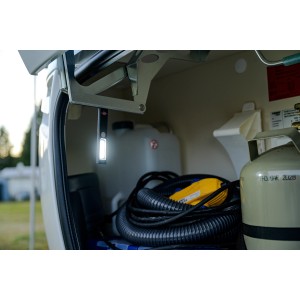 Brennenstuhl LED-Akku-Handleuchte PL 200 AC im Einsatz, befestigt mit Magnet im Kofferraum eines Campers.