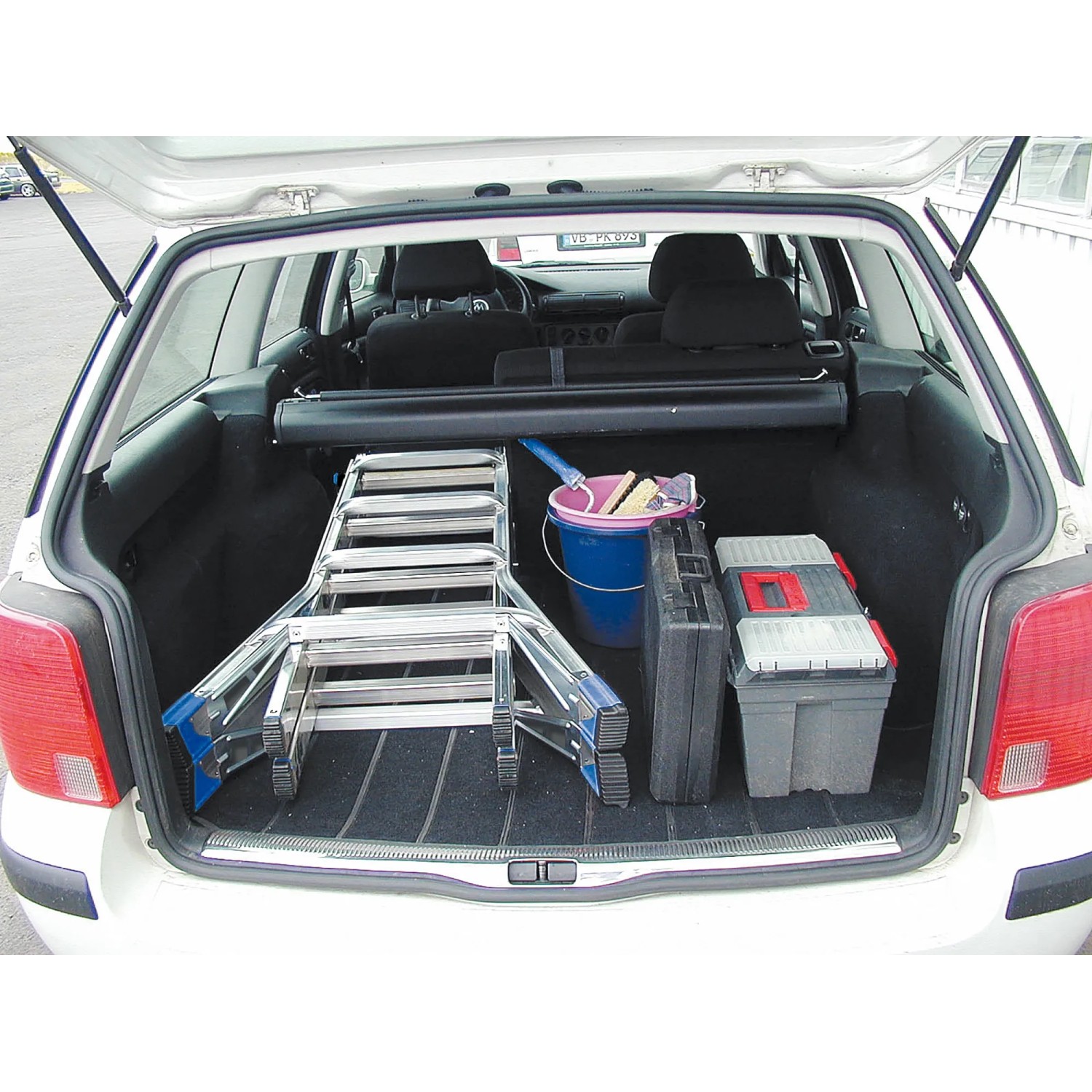 Krause Gelenk-Teleskopleiter im Kofferraum eines Autos. Leiter für flexible Höhenverstellung.