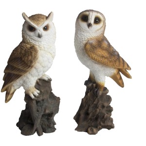 Deko-Figur: Zwei naturgetreue Eulen auf Baumstümpfen, 35 cm hoch, für die Gartendekoration.