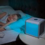 Livington ArcticAir Klimagerät neben schlafendem Kind auf Nachttisch.