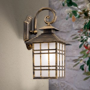 Klassische Orion Außen Wandleuchte in Patina-Optik mit satiniertem Glas. Laternenstil, IP44 Schutz.